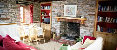 Sitting room with dining table