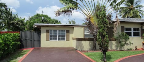 Apartment Entrance’s Gate and parking