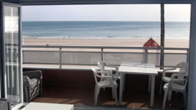 First line beach in Cádiz. Completely renovated in January 2017, brand new