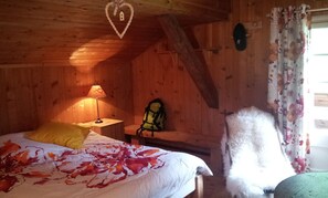 Chambre parentale avec salle d'eau attenante. Balcon sud.