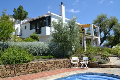 Villa aislada con vistas panorámicas, piscina climatizada privada e Internet gratis.