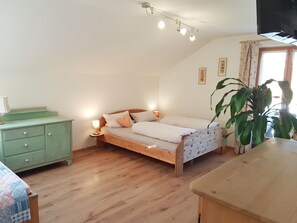 Schlafzimmer mit Beistellbett