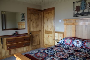Master Bedroom (Queen)