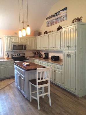 Newly renovated kitchen is a cook's dream!