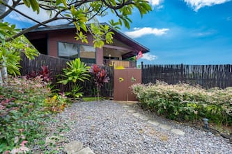 One Bedroom Apartment With Full Kitchen And Yard Five Minutes From The Ocean