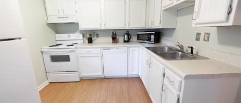 Kitchen: oven, microwave, dishwasher, W/D, garbage disposal, kettle & more.