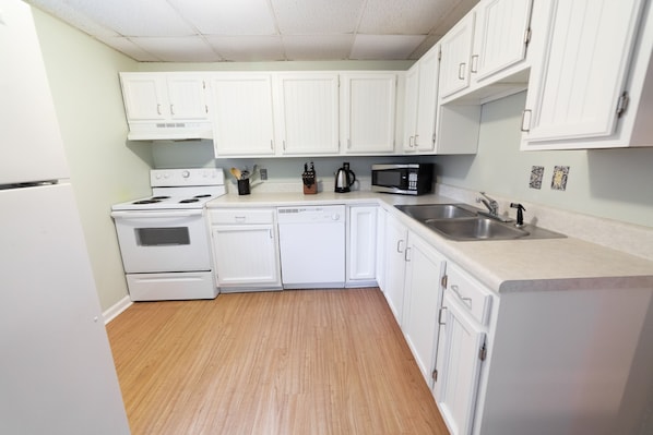 Kitchen: oven, microwave, dishwasher, W/D, garbage disposal, kettle & more.