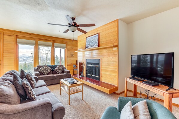 Silverthorne Vacation Rental | 2BR | 2BA | 888 Sq Ft | Stairs Required