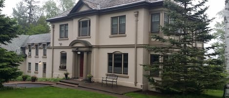 Hawthorne Manor - Large home and yard. Views of Lake Superior. 