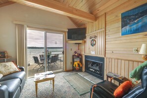 Living Room | Central A/C | Free WiFi | Indoor Fireplace | Smart TV