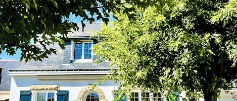 jardin clos devant la maison avec terrasse et grand store