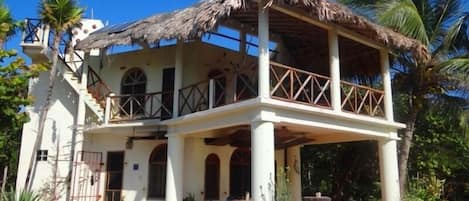 Casa del Cielo de las Estrellas. Spacious balcony and terrace face the beach.