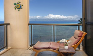 Sands of Kahana 353 Lanai Lounging area