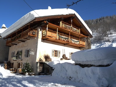 AUTHENTISCHES CHALET IM SKI, DAS ALTES HOLZ MIT ZEITGENÖSSISCHEM VERBINDET