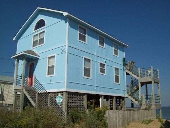 Oceanfront retreat directly on the beach 