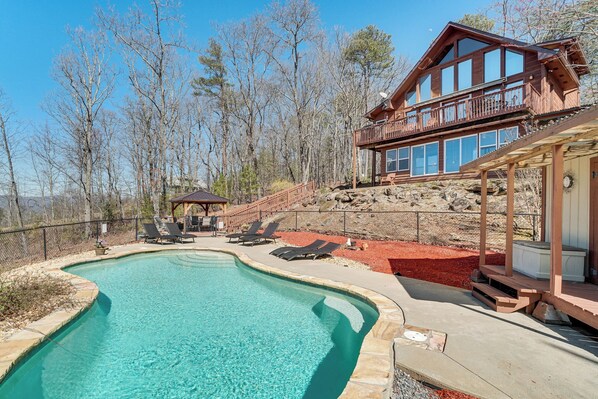 Cleveland Vacation Rental | 3BR | 3BA | 2,298 Sq Ft | Stairs Required