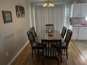 Dining Area Seats 6