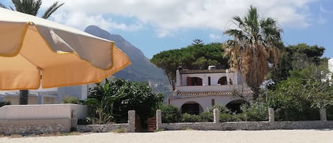 villa Ibiscus dalla spiaggia