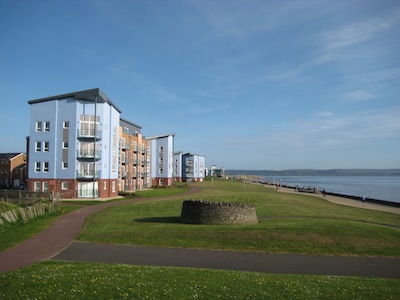 5* Self Catering Penthouse, Llanelli, Beach, Sea Views, Walks, Golf, Cycle.