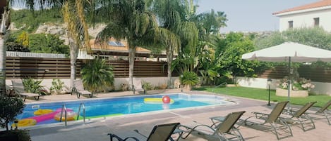 Large private pool area 