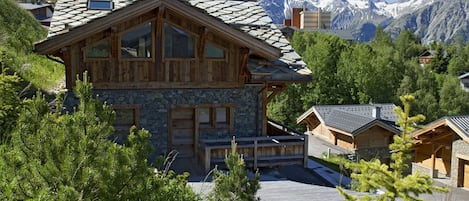 Welcome to your gorgeous chalet in the mountains!