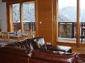 Lounge with view of Morzine