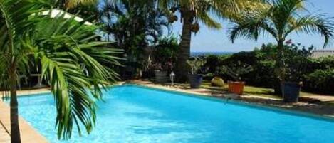 Piscine avec vue sur la lagon