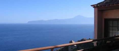 Terrasse mit Grill und Meerblick