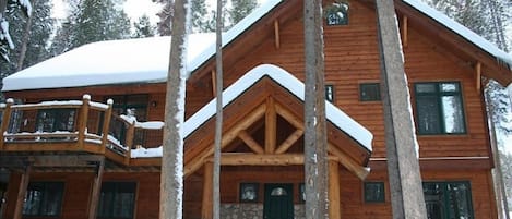 "Snow Dream" Private setting in the lodge pole pines