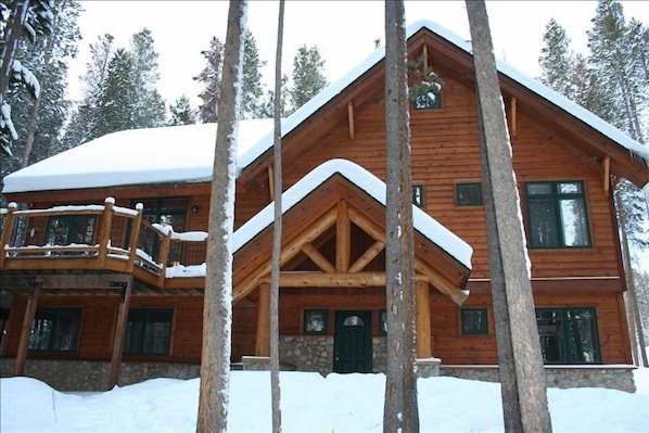 "Snow Dream" Private setting in the lodge pole pines