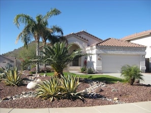 Home located in quiet cul-de-sac with easy freeway access