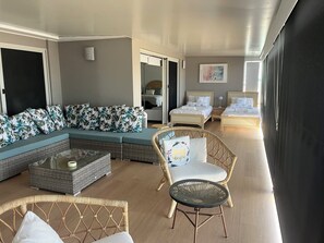 Glassed in verandah room with dinning for 8 ,lounging for 6 and two single beds 