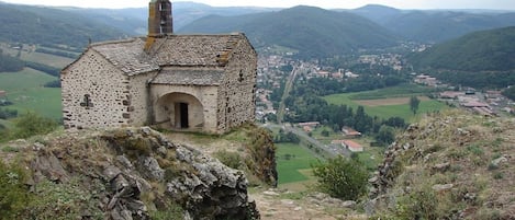 Chapelle Sainte Madeleine, IX-Xe siècle sur éperon basaltique dominant Massiac