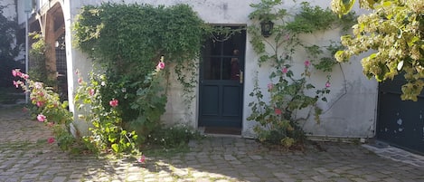Entrée du gîte dans une cour intérieure fermée.
