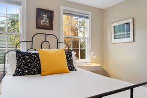 Bedroom 2 (Queen Bed)