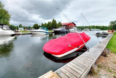 Beautiful Waterfront Cottage - Boater's Paradise