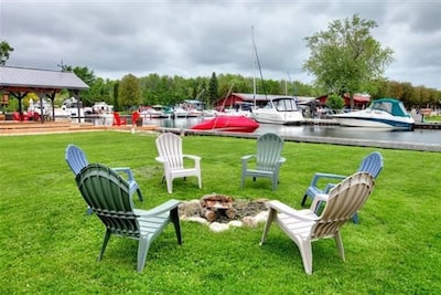 Beautiful Waterfront Cottage - Boater's Paradise