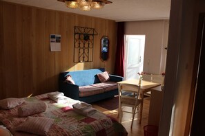 Ein Wohnschlafzimmer ohne Kochgelegenheit und Spühle aber zum Frühstück machen geeignet. Kühlschrank, Kaffeemaschine, Toaster, Eierkocher, Geschirrschrank.