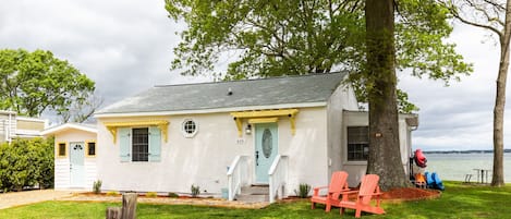 Notice 4 kayaks on side of house for guests use!