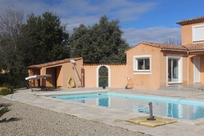 Vue piscine et pool house