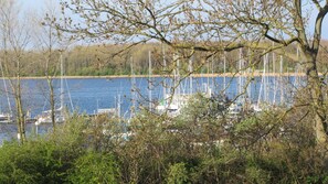 Blick vom Balkon zum Segelhafen