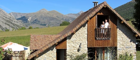 Karl et Béatrice vous souhaitent la bienvenue au gîte le Clos de Lumière