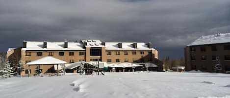 Cedar Breaks Lodge - view of condo complex and play area