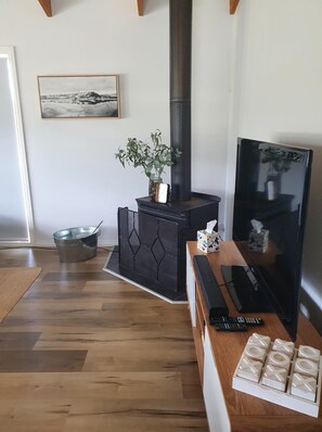 Coonara, Tv, soundbar & DVD player.