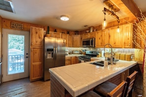 Fully stocked Kitchen (no food) Do you want to cook a Thanksgiving meal? You Can