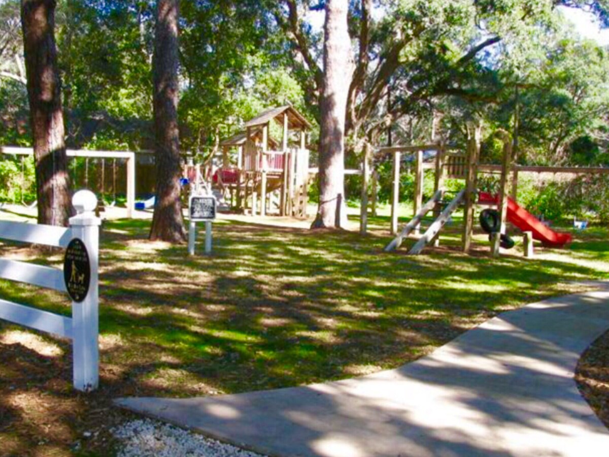 Popular Ocean Walk condo sleeps 6+ Close to BEACH & Village