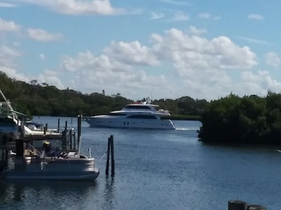 HOUSEBOAT, 2 BEDROOMS CASEY KEY, TINY HOUSE, BEACH, POOL, WATERFRONT