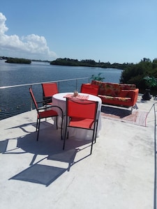 HOUSEBOAT, 2 BEDROOMS CASEY KEY, TINY HOUSE, BEACH, POOL, WATERFRONT