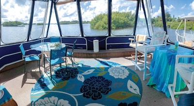 HOUSEBOAT, 2 BEDROOMS CASEY KEY, TINY HOUSE, BEACH, POOL, WATERFRONT