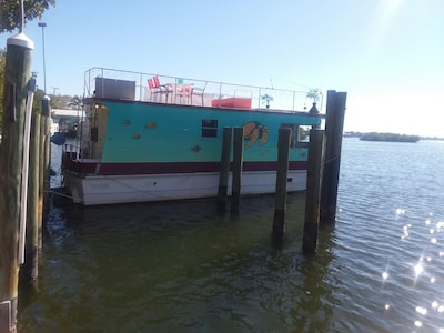 HOUSEBOAT, 2 BEDROOMS CASEY KEY, TINY HOUSE, BEACH, POOL, WATERFRONT